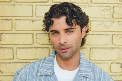 Erick Brian tiene 25 años.