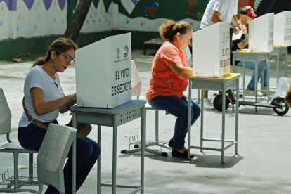 Personas ejerciendo su derecho al voto.