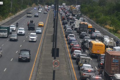 Cuatro accidentes colapsaron la vía Perimetral en Guayaquil en menos de 12 horas.