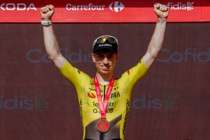 El británico del Visma Lease a Bike Matthew Brennan celebra en el podio la victoria conseguida en la 16 etapa de la Vuelta.