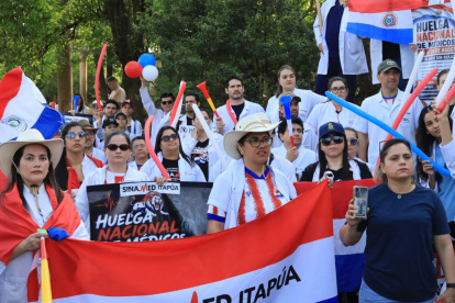 Un grupo de médicos paraguayos del sector público, durante una jornada de protestas al final de un paro nacional de dos días, en Cambyretá (Paraguay)