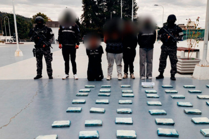 Tres personas fueron detenidas durante un operativo antidrogas en Quito, tras localizar 59 kilos de sustancias que serían comercializadas mediante falsos deliverys.