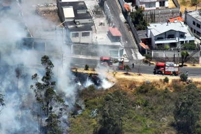 Bomberos trabajan en la contención del incendio forestal registrado este 8 de septiembre en el sector de Mastodontes, en Quito.