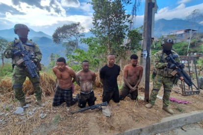 Ocho presuntos miembros del Frente Óliver Sinisterra fueron detenidos en Imbabura.