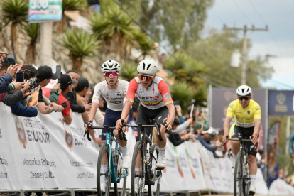 El ciclista Kevin Navas (c) se hizo de la segunda etapa de la Vuelta al Ecuador