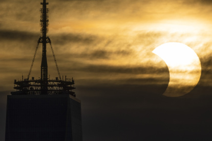 Un eclipse solar parcial se alza sobre el One World Trade Center en Nueva York, Nueva York, EE. UU., el 10 de junio de 2021 (reedición del 7 de septiembre de 2026).