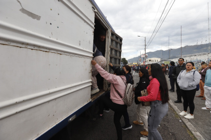 El pasado 5 de mayo, el paro de buses obligó a cientos de quiteños a utilizar camiones y otros medios alternativos.