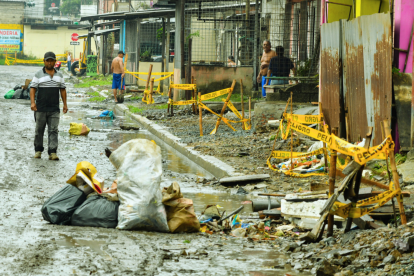 La acumulación de basura en canales de drenaje y alcantarillas puede dificultar la evacuación del agua durante lluvias intensas en Guayaquil.