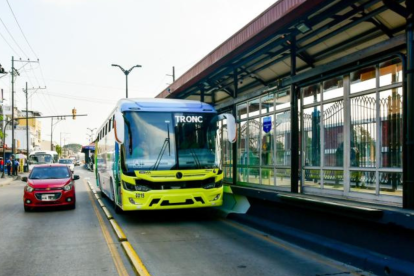 Bus de la Metrovía circula por un tramo con carril compartido en Guayaquil.