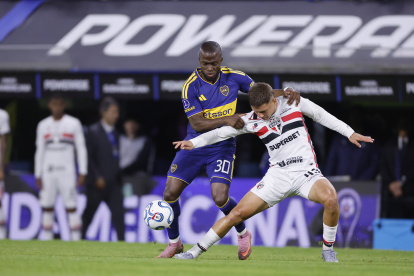 Enner Valencia (i) de Boca Juniors disputa el balón con Gustavo Domingos de Sao Paulo.