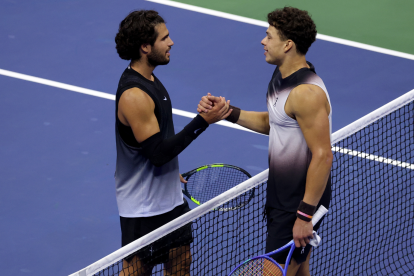 El español Carlos Alcaraz (i) felicita al estadounidense Ben Shelton (d) por su victoria en los cuartos de final del Abierto de Estados Unidos.