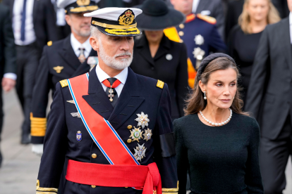 Los reyes Felipe y Letizia de España caminan tras el féretro del rey Harald V de Noruega, desde el Palacio hasta la Catedral de Oslo para el funeral, en Oslo, Noruega, este miércoles. La ceremonia supone el primer funeral de Estado para un monarca en el país desde la muerte del padre del rey Harald, el rey Olav V, en 1991.