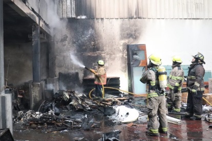 Los bomberos controlaron el incendio registrado en una bodega de una planta procesadora de café, en el norte de Guayaquil.