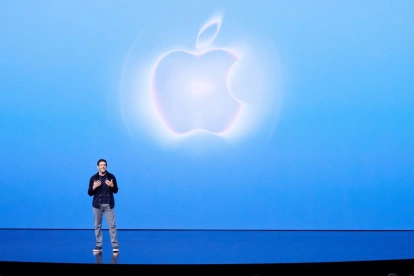 El director ejecutivo de Apple, John Ternus, habla durante el evento especial de Apple en el Steve Jobs Theater, en Apple Park.