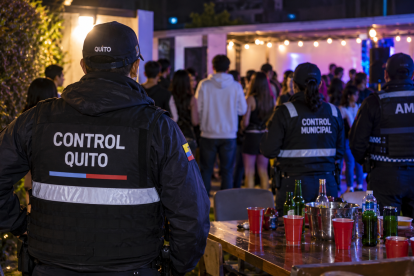 Referencial. Personal municipal intervino una fiesta clandestina en Quito, donde fueron encontrados menores de edad y se verificó la falta de permisos correspondientes.