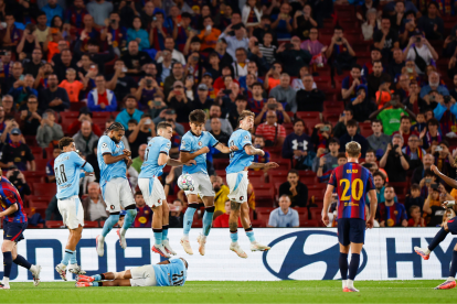 El delantero del FC Barcelona Lamine Yamal (d) dispara a puerta para marcar el cuarto gol de su equipo.