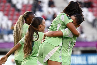 Italia celebra su clasificación a los octavos de final.