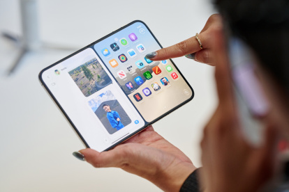 El iPhone Duo plegable de Apple se presenta durante el evento especial de la compañía en el Steve Jobs Theater, en Apple Park (Cupertino).