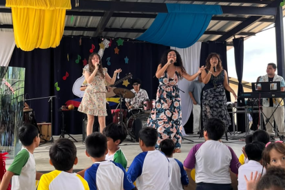 La agrupación Yatáalé, conformada por estudiantes universitarios, lleva sus temas inéditos a los colegios de Guayaquil.