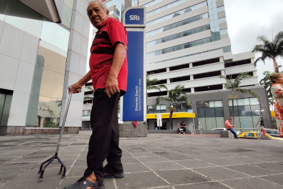 Una persona con discapacidad va al SRI por qué no le han depositado en su cuenta bancaria la devolución del IVA.