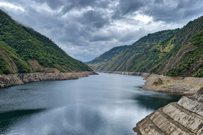 El embalse Mazar alimenta al complejo hidroeléctrico Paute Integral conformado por Mazar 170 megavatios (MW), Molino (1.100 MW) y Sopladora (487 MW).