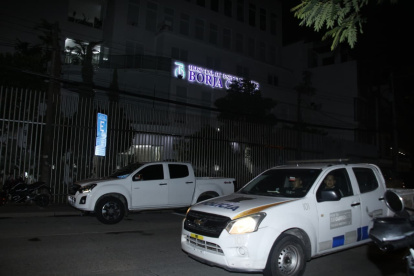 Exteriores de la clínica Borja, donde Abdalá Bucaram está conectado para la lectura de sentencia