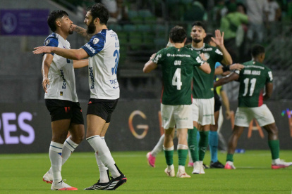 Jugadores de Liga de Quito se abrazan luego de caer solo por un gol ante Palmeiras, en la ida de los cuartos de final de Copa Libertadores.