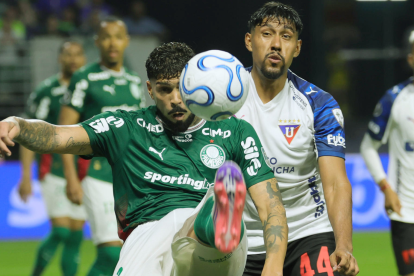 Jugador de Palmeiras disputa el balón con Luis Segovia.
