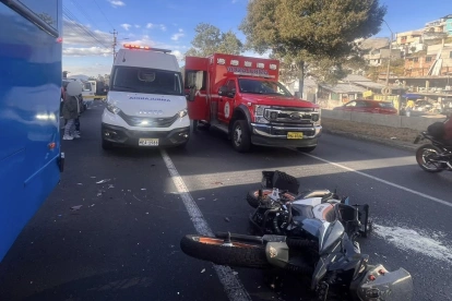 En un siniestro en la av. Simón Bolívar, en la Loma de Puengasí, un motociclista falleció. Un bus estuvo involucrado.