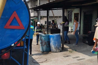 Habitantes de un barrio de Guayaquil se abastecen de agua a través de un tanquero.