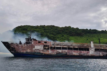 Los restos del barco de pasajeros incendiado en Filipinas.