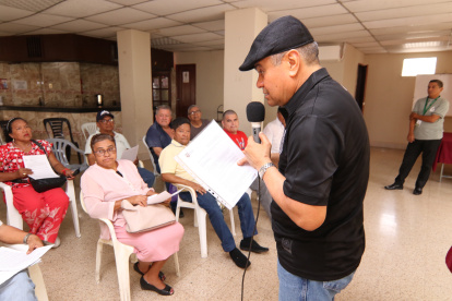 Harry Valarezo, dirigente de adultos mayores, explica la imporancia de tener la resolución aprobada por el SRI para recibir la devolución del IVA.
