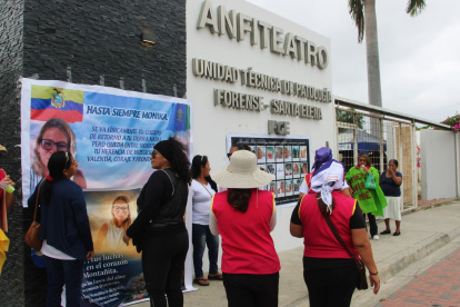 Amigos de Monika Silva se concentraron en los exteriores del Anfiteatro de Santa Elana.