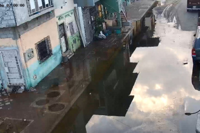 La marea alta provocó acumulación de agua en calles de Guayaquil durante las primeras horas del 10 de septiembre.