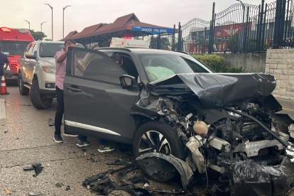 El siniestro vial involucró a cuatro vehículos a la altura de la estación de Metrovía "Aviacion Naval".