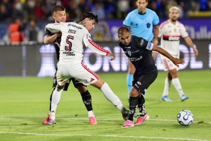 Junior Sornoza no encontró espacios ante Flamengo.