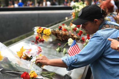 Familiares y autoridades rindieron homenaje en el Memorial de Nueva York a las víctimas del 11-S, en el 25.º aniversario.