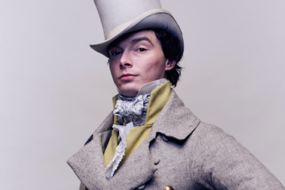 Zack Pinsent luce su vestimenta de época con elegancia y autenticidad