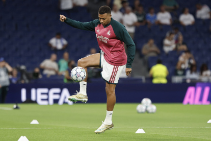 El delantero francés del Real Madrid, Kylian Mbappé, durante el calentamiento.