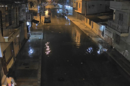 La combinación de lluvias y marea alta provocó acumulación de agua en sectores de Guayaquil.