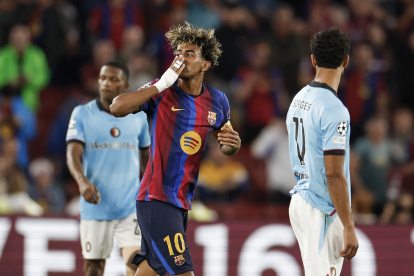 El delantero Lamine Yamal celebra un gol, durante el partido de Liga de Campeones entre el FC Barcelona y el Feyenoord.