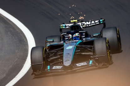 Un monoplaza de Fórmula 1 completa una de las sesiones de prácticas en el circuito de Madring.