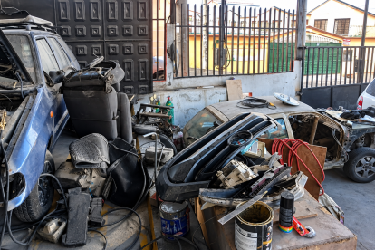 La intervención de una mecánica en Quito permitió encontrar vehículos y piezas presuntamente vinculados a reportes de robo durante un operativo.