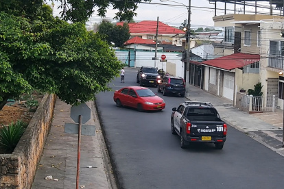 El vehículo Aveo rojo fue interceptado inicialmente en Los Ceibos.