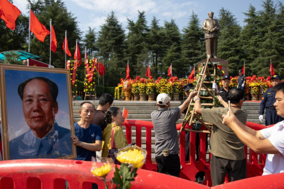 Personas atienden actos conmemorativos de los 50 años de la muerte de Mao Zedong en la provincia china de Hunan.
