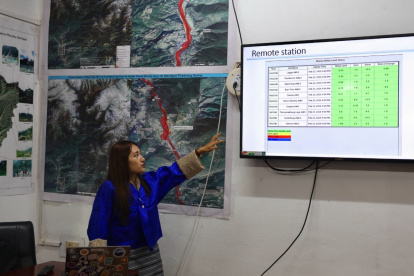 La ingeniera Dechen Peldon hablando sobre el estado del nivel del agua en las instalaciones de alerta de emergencia, situadas en la región de Wangdue Phodrang, en Bután.