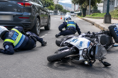 Referencia. Dos agentes civiles de tránsito cayeron luego de que un conductor embistiera una motocicleta institucional de la AMT en Quito.