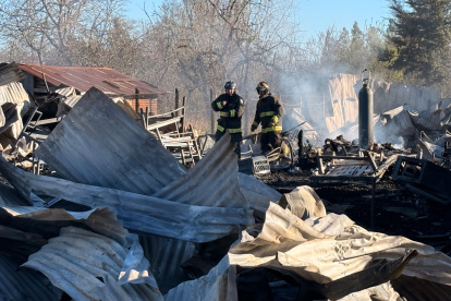 Bomberos analizan el sitio del incendio.