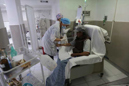 Segundo Quilumba, de 61 años, lleva tres años en diálisis. Se traslada desde Tumbaco al norte de Quito. “Nos amargan más la vida. Paguen al menos el 50 % de lo que deben”, pide.