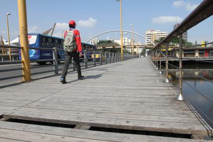 Daños. Los transeúntes deben atravesar las camineras con cuidado. CAMINERA DEL PUENTE SIN TABLA. Tablas en mal estado del puente 5 de junio, 13 de mayo del 2014. Guayaquil-Ecuador. Amelia Andrade /Expreso.